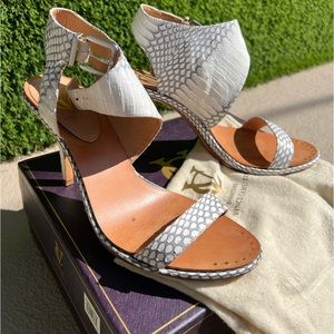 Vince Camuto Signature Alligator Skin Heel. Womens Size 8.5